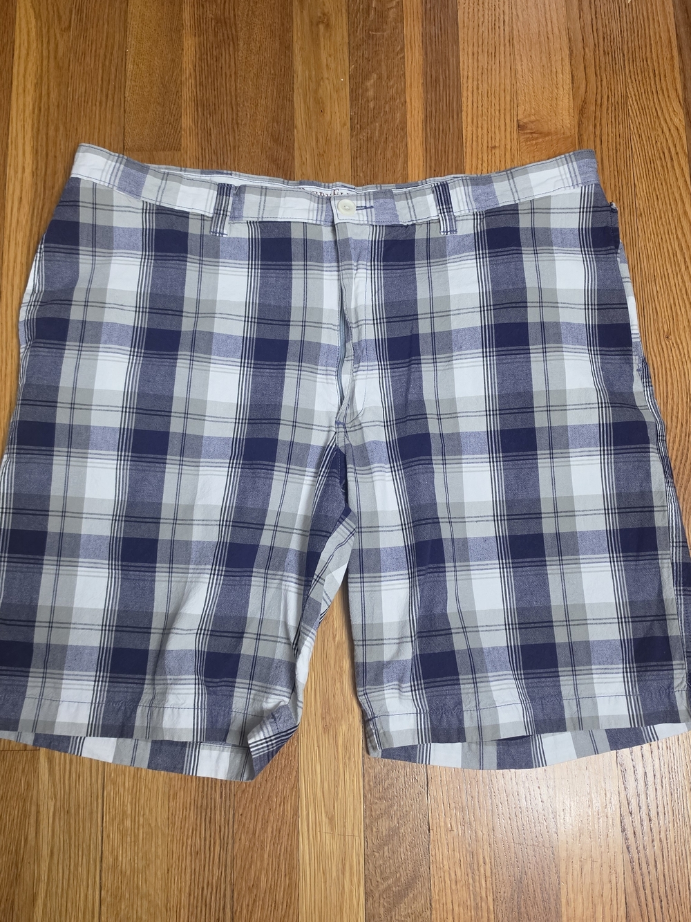 Perry Ellis Men's White and Navy Plaid Casual Shorts In Size 42W